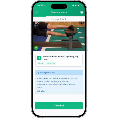 Patient autonome en séance de kinésithérapie avec application Physiom